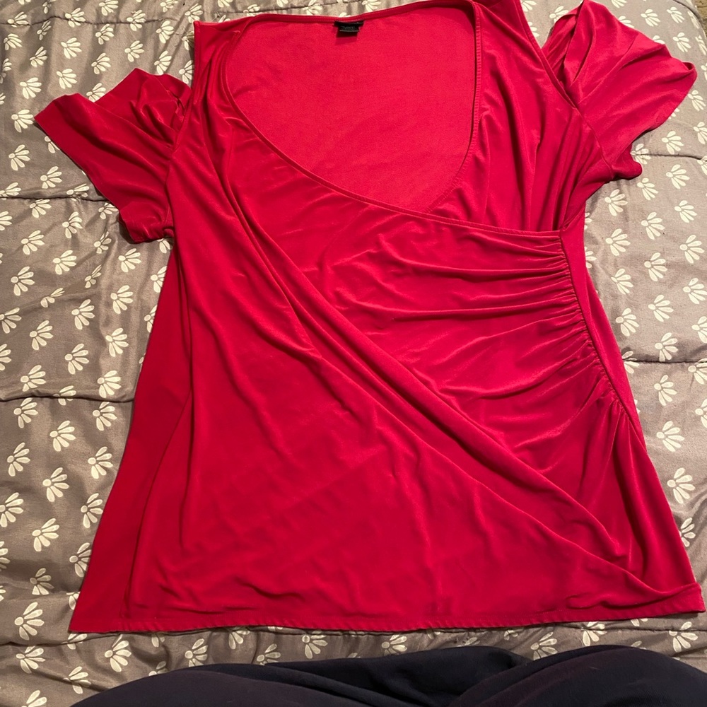 Torrid cold shoulder side-rouched magenta top sz 4 GUC